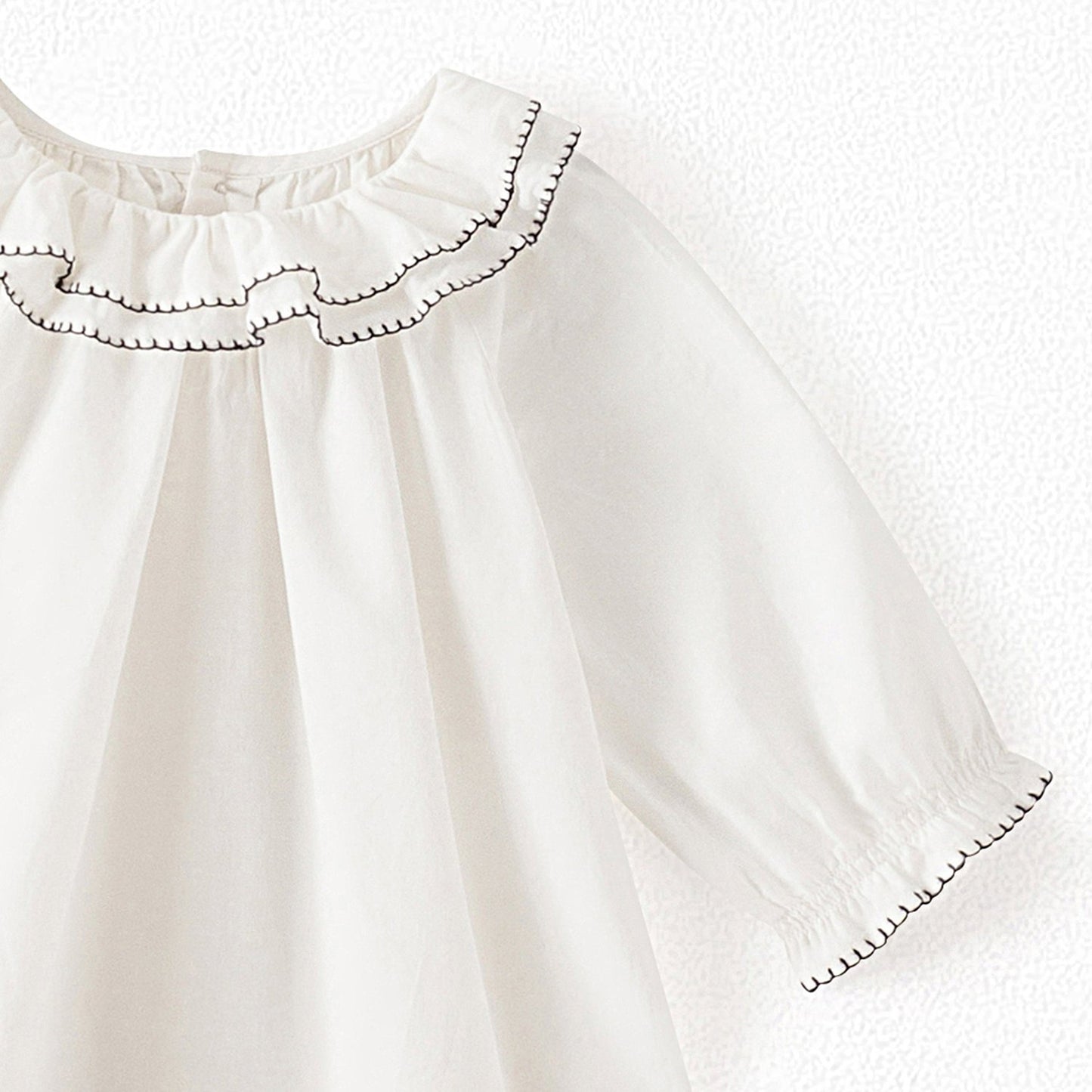 女婴白色荷叶边棉上衣