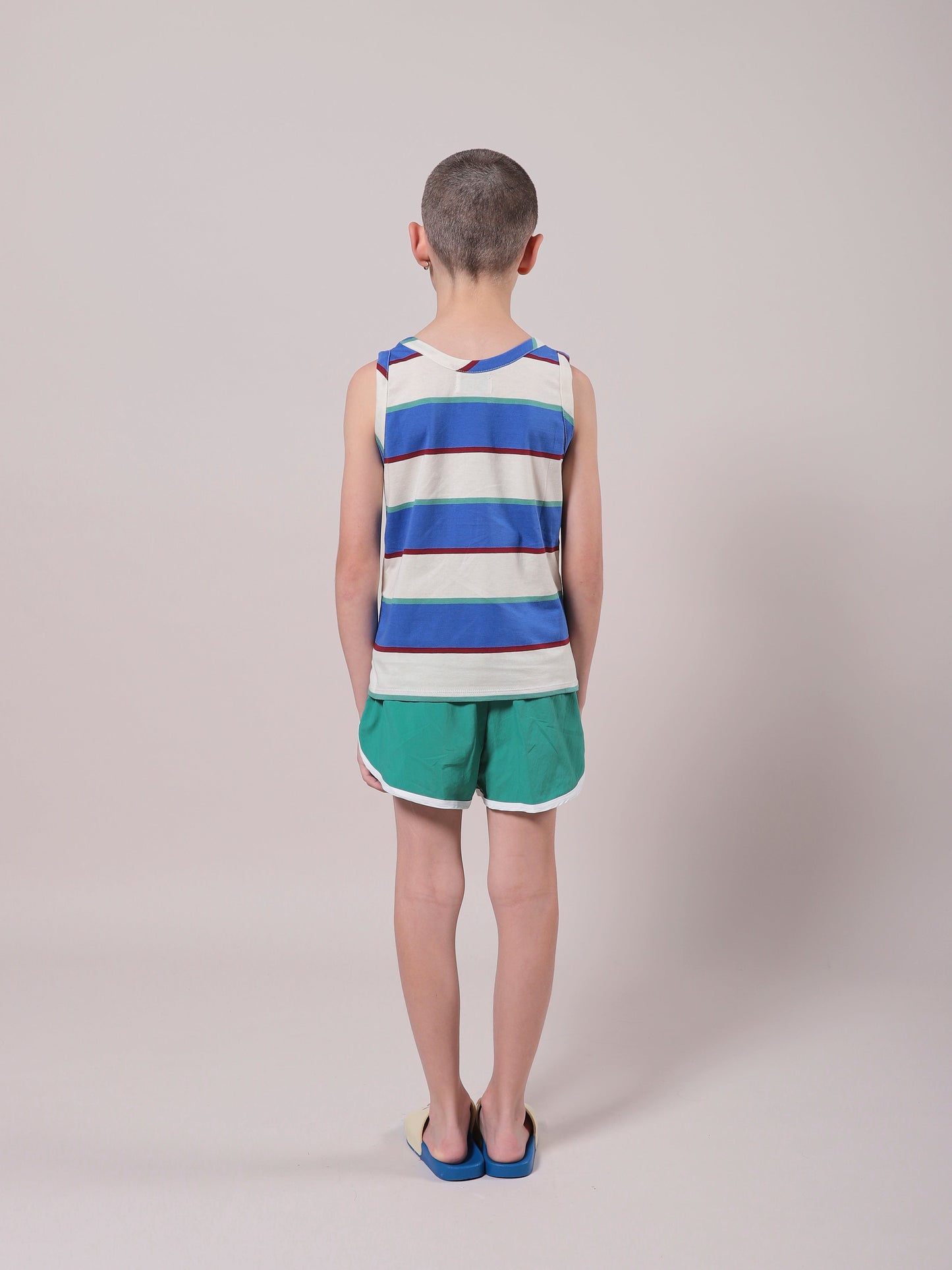 男童绿色游泳短裤