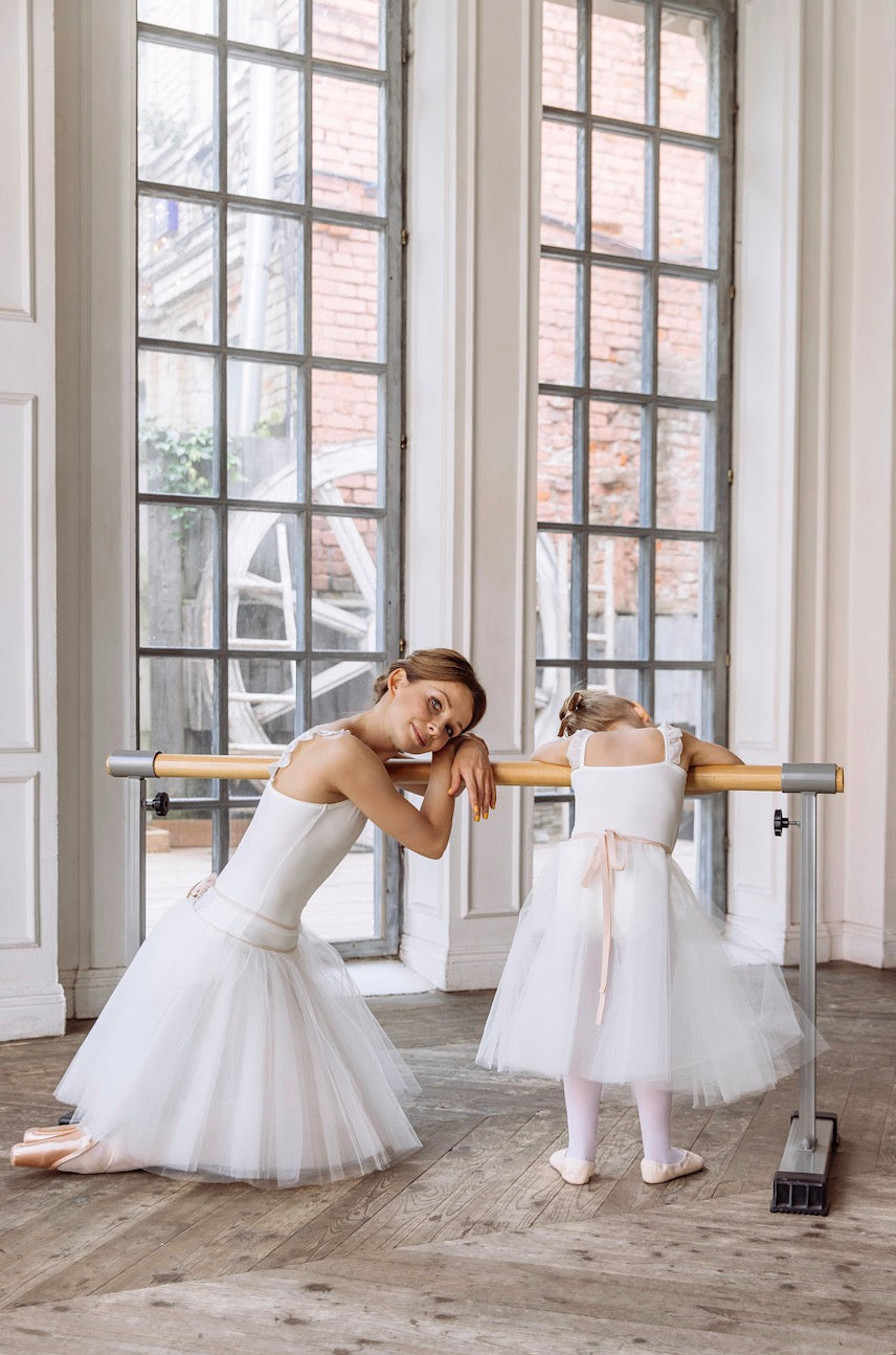 女童白色芭蕾舞短裙