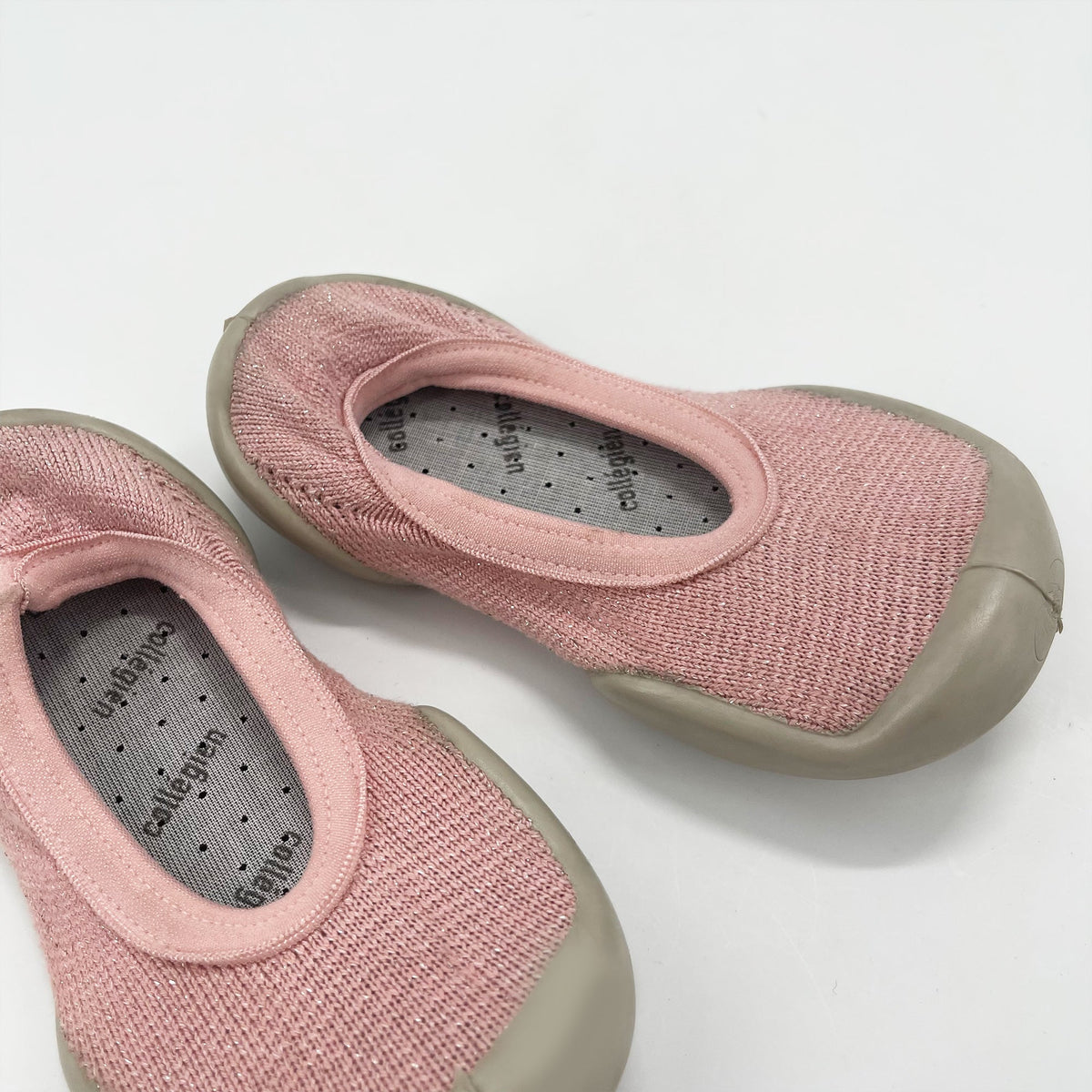 女童粉色袜子鞋
