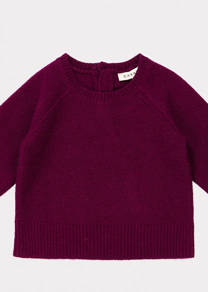 女婴深红色羊绒毛衣