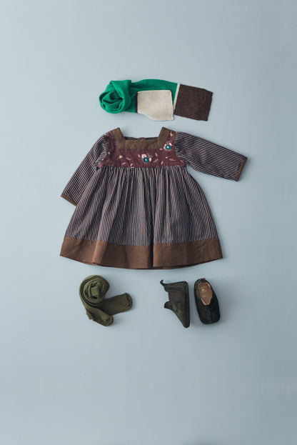 女婴棕色条纹棉连衣裙