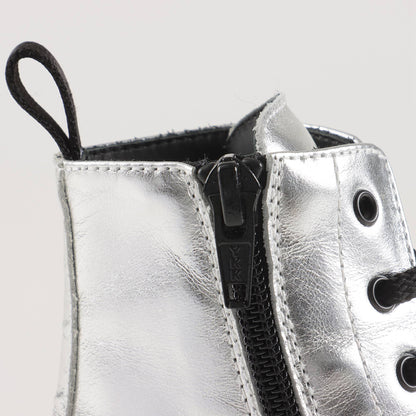 女婴银色皮革短靴