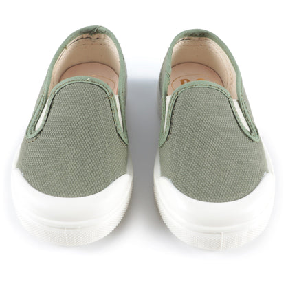 男婴绿色帆布鞋