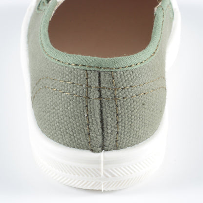 男婴绿色帆布鞋