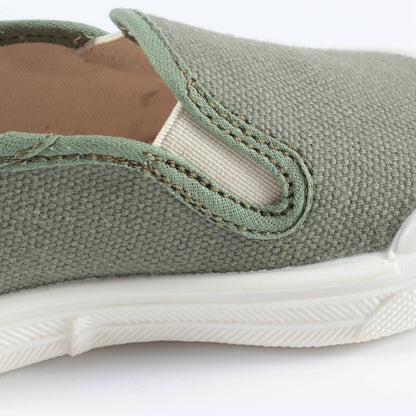 男婴绿色帆布鞋