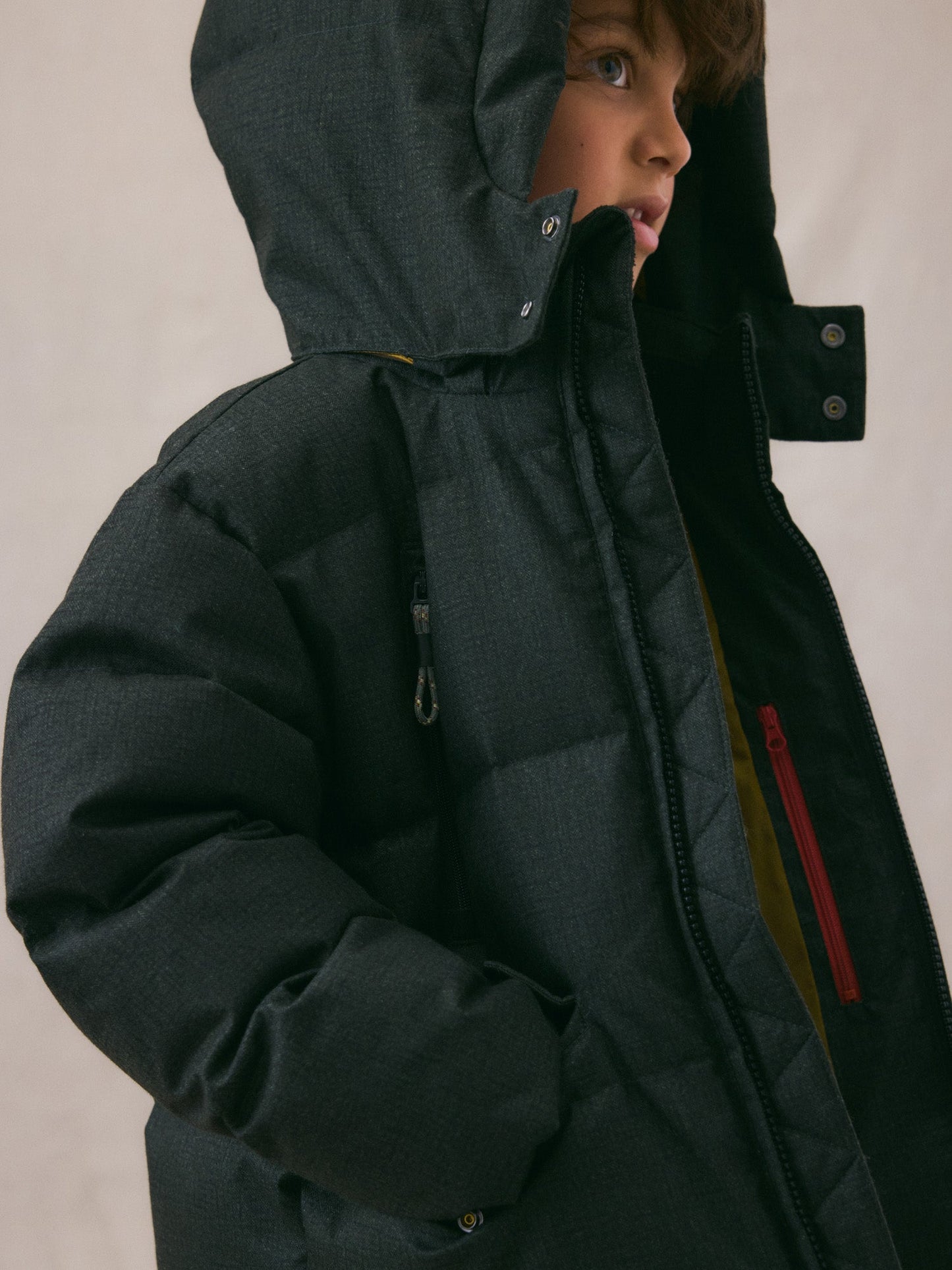 男童灰绿色羽绒服