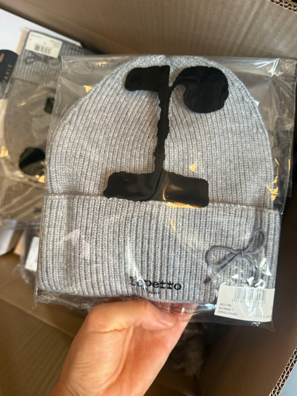 女童灰色针织帽子