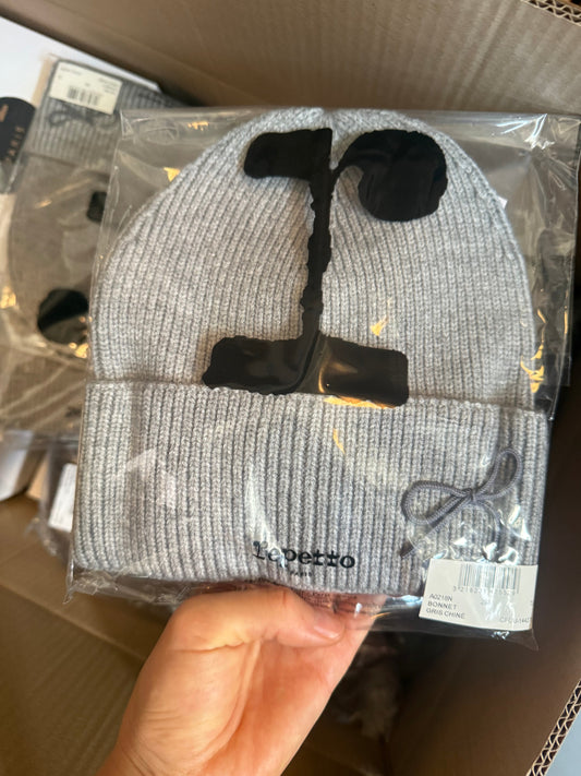 女童灰色针织帽子