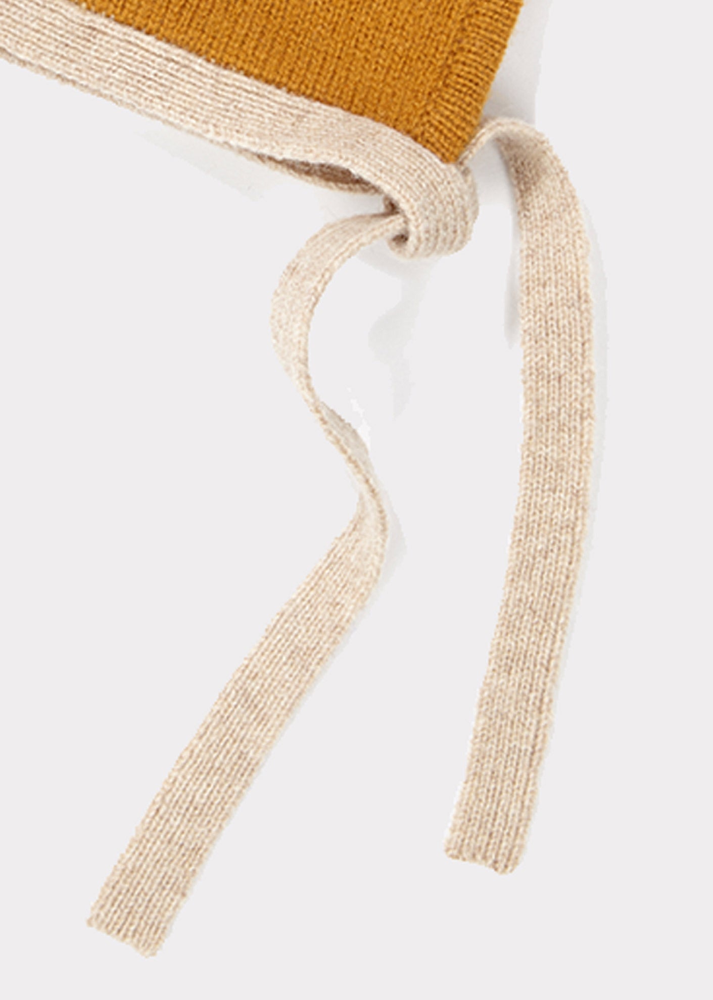 女婴深黄色羊毛针织帽