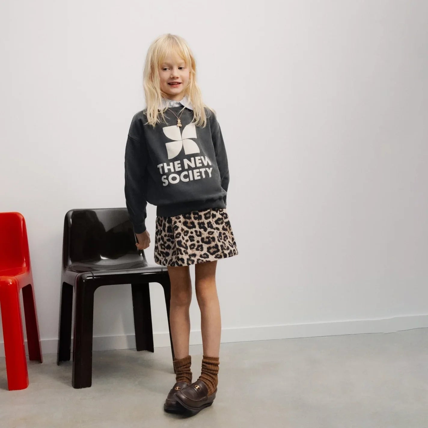 女童棕色豹纹短裙