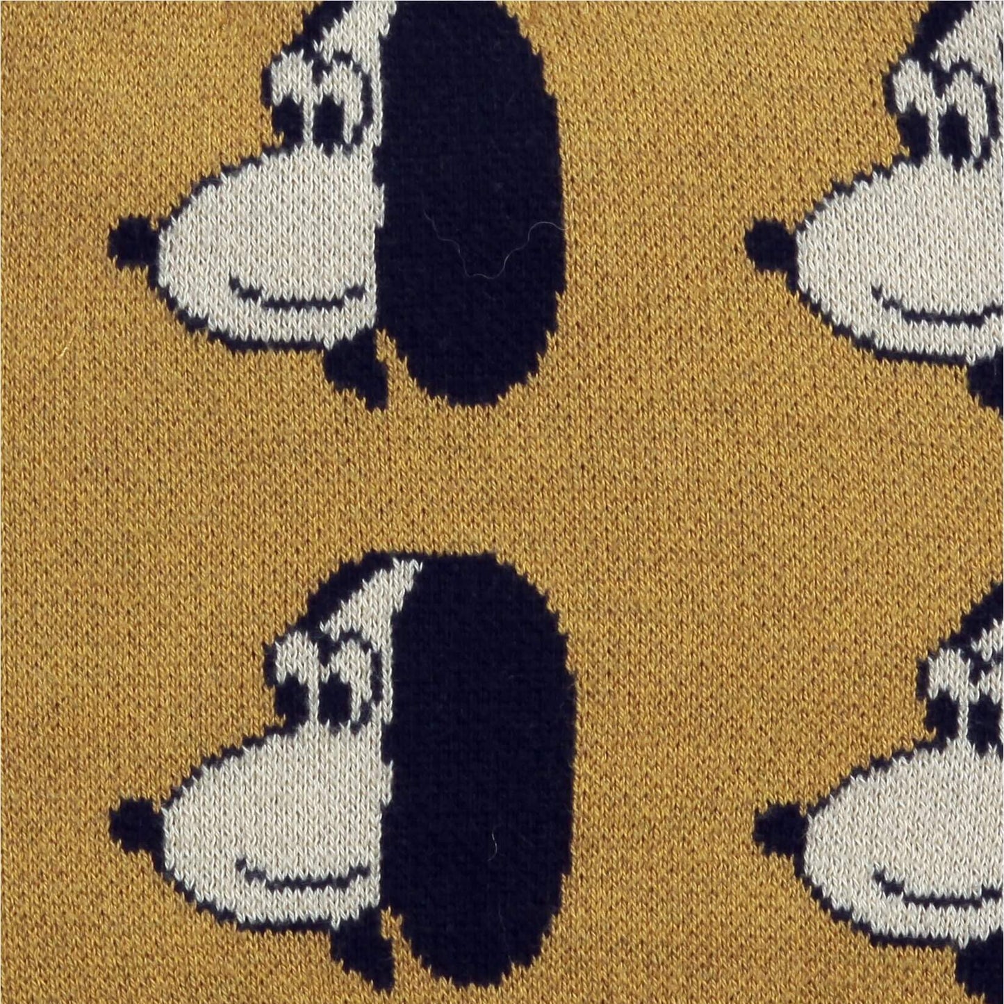 婴儿深黄色棉毛衣