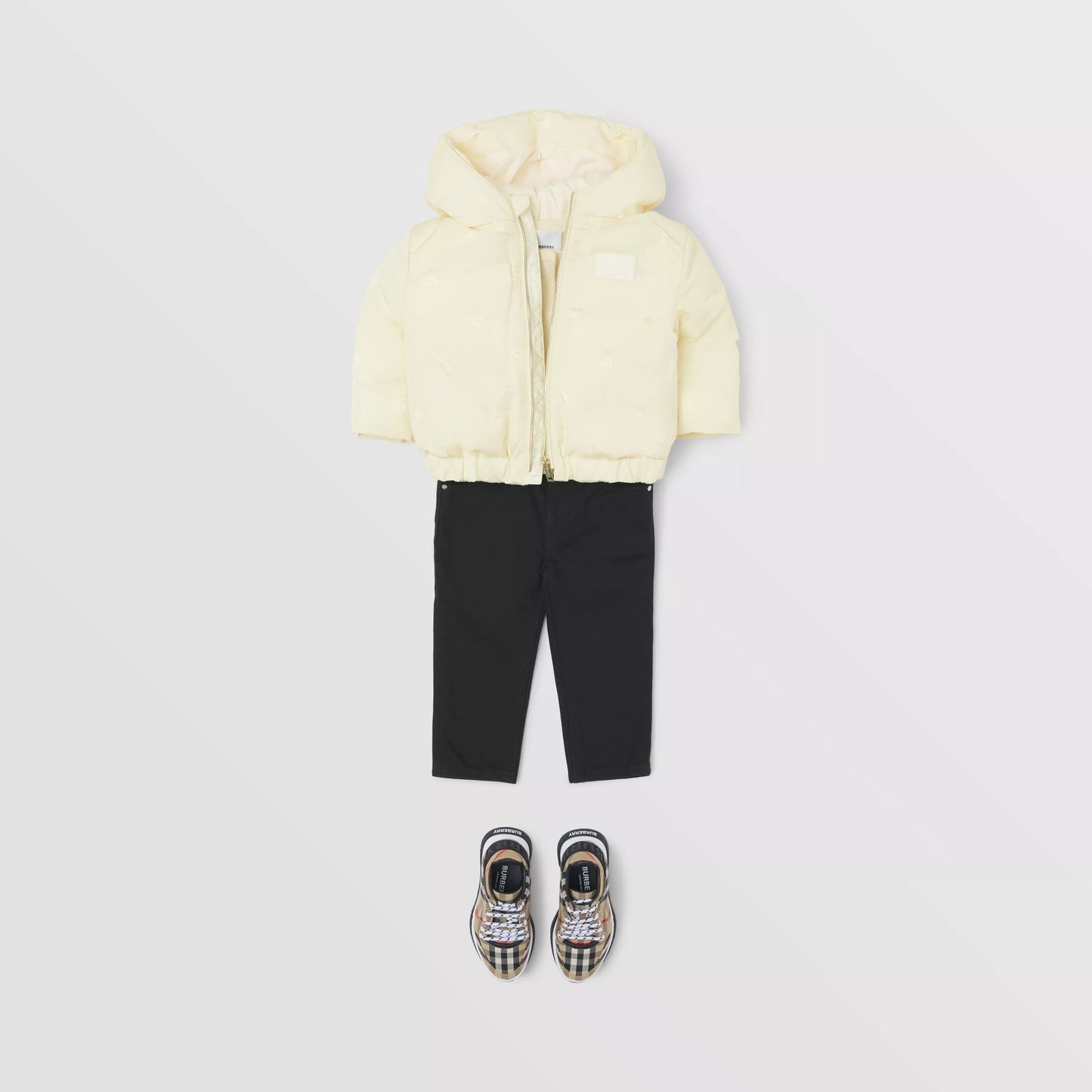 女婴白色羽绒夹克