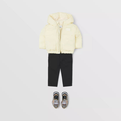 女婴白色羽绒夹克