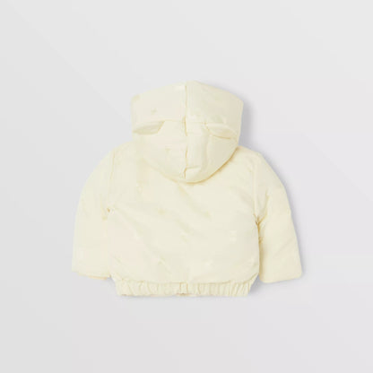 女婴白色羽绒夹克