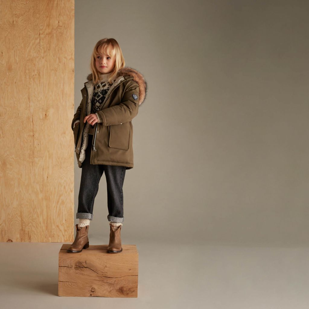 女童深卡其色外套