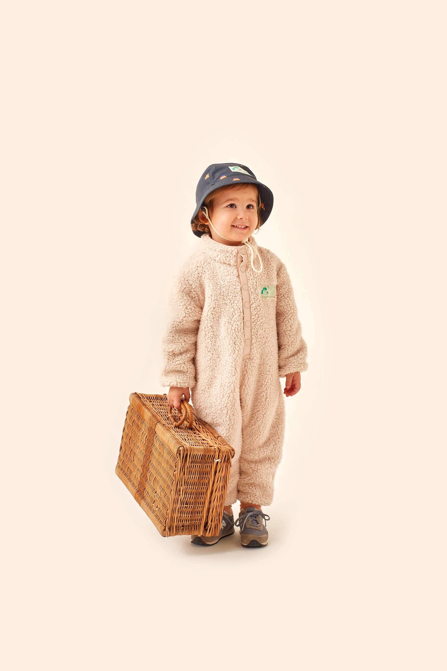 婴儿白色连体衣