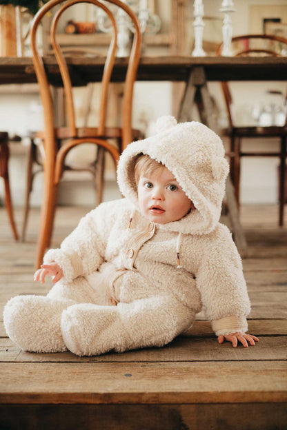 女婴白色连体衣