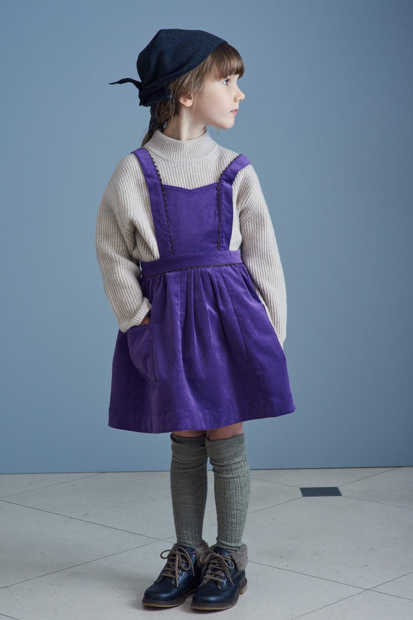 女童深紫色连衣裙