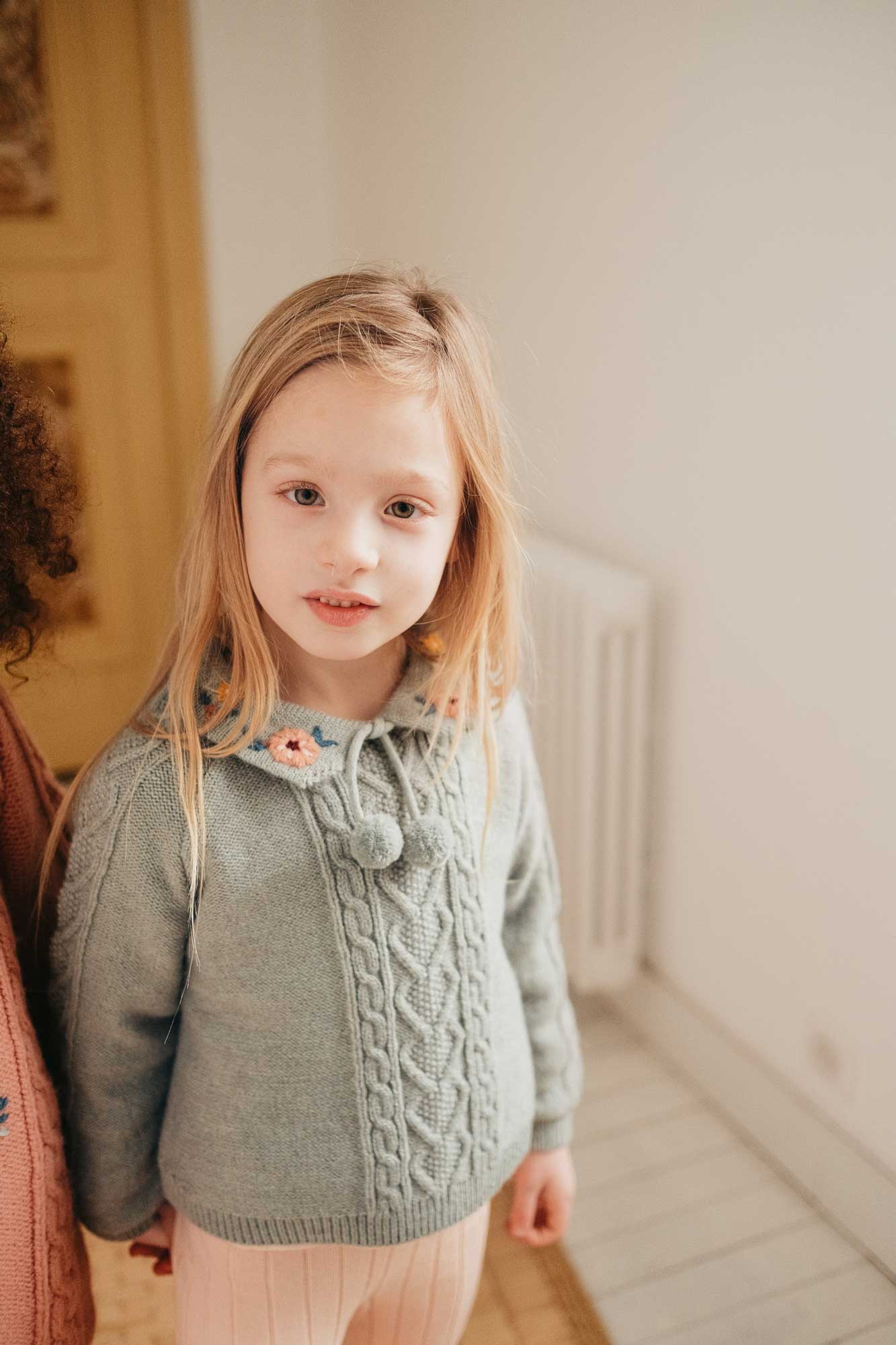 女童浅绿色毛衣