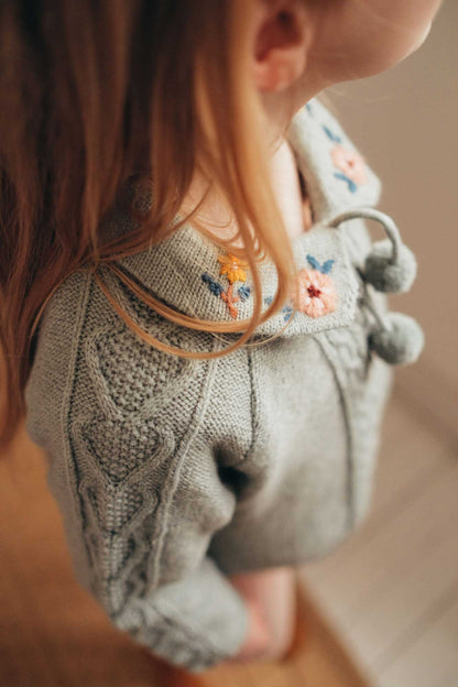 女童浅绿色毛衣