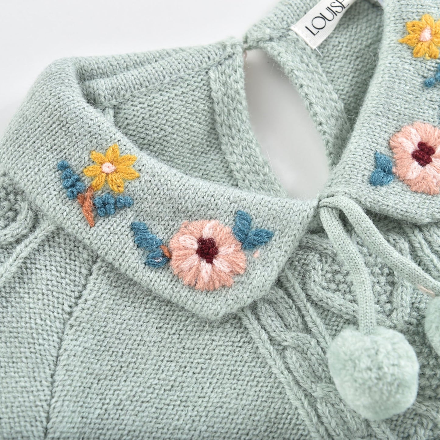 女童浅绿色毛衣