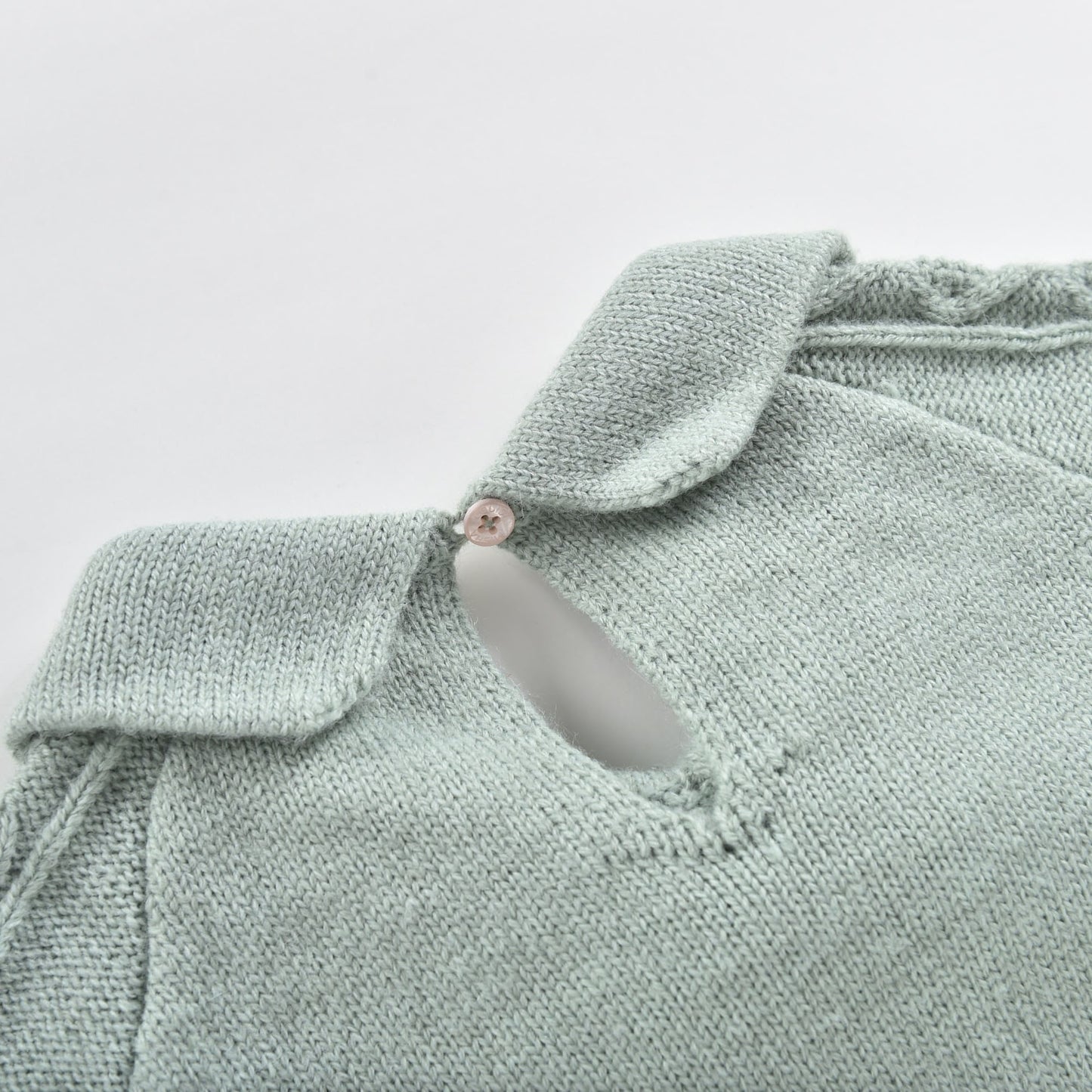 女童浅绿色毛衣