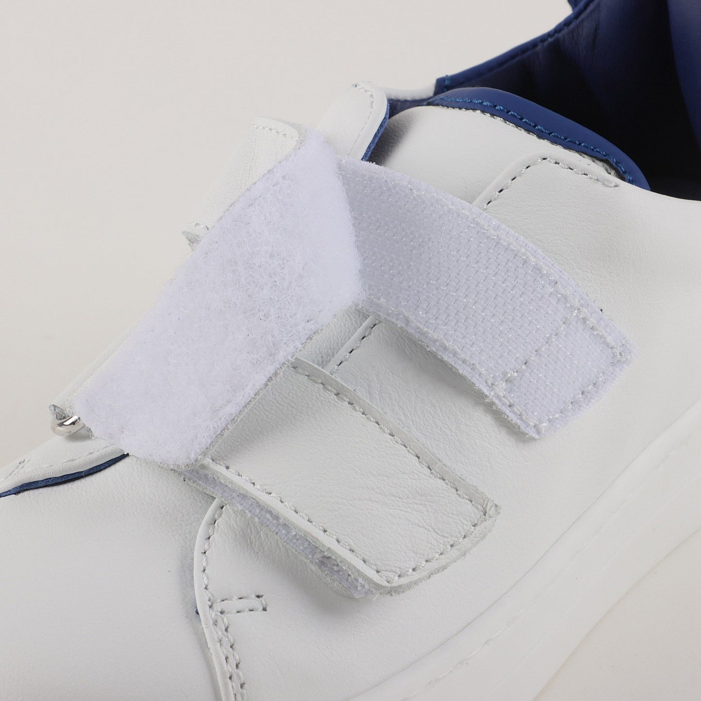 男童白色Logo板鞋