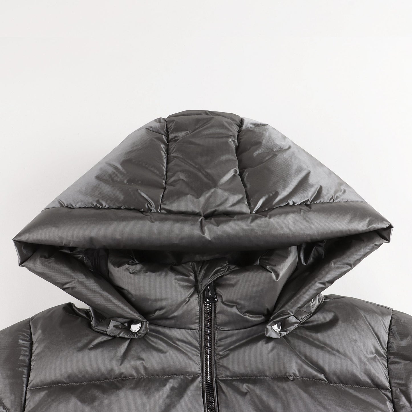 男童银色羽绒夹克