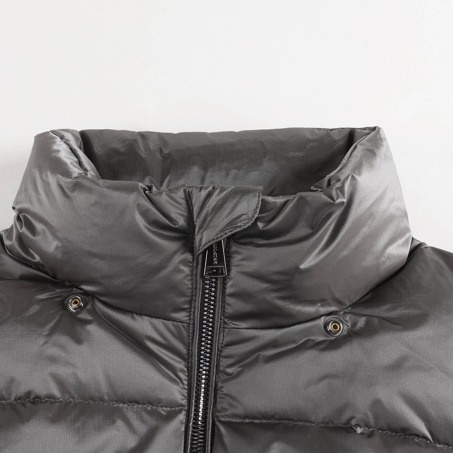 男童银色羽绒夹克