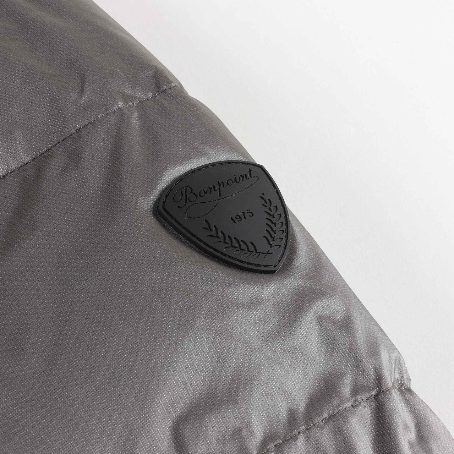 男童银色羽绒夹克