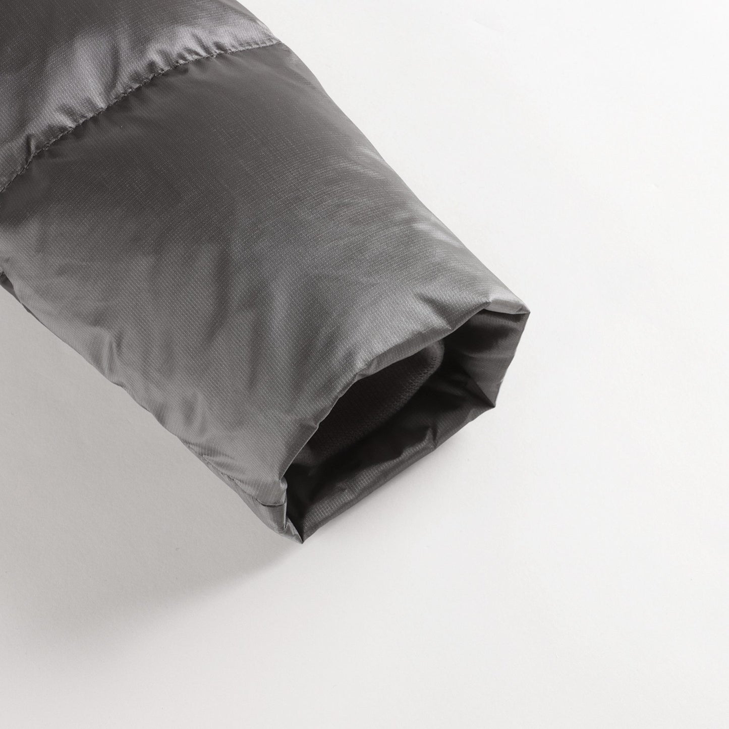 男童银色羽绒夹克