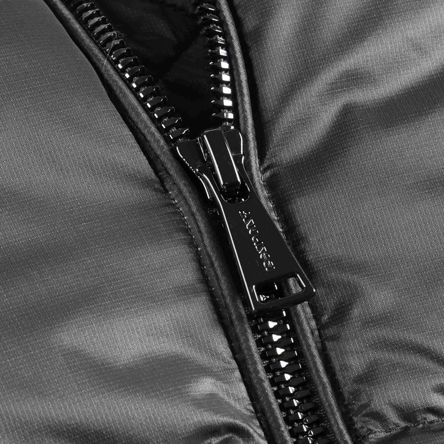 男童银色羽绒夹克