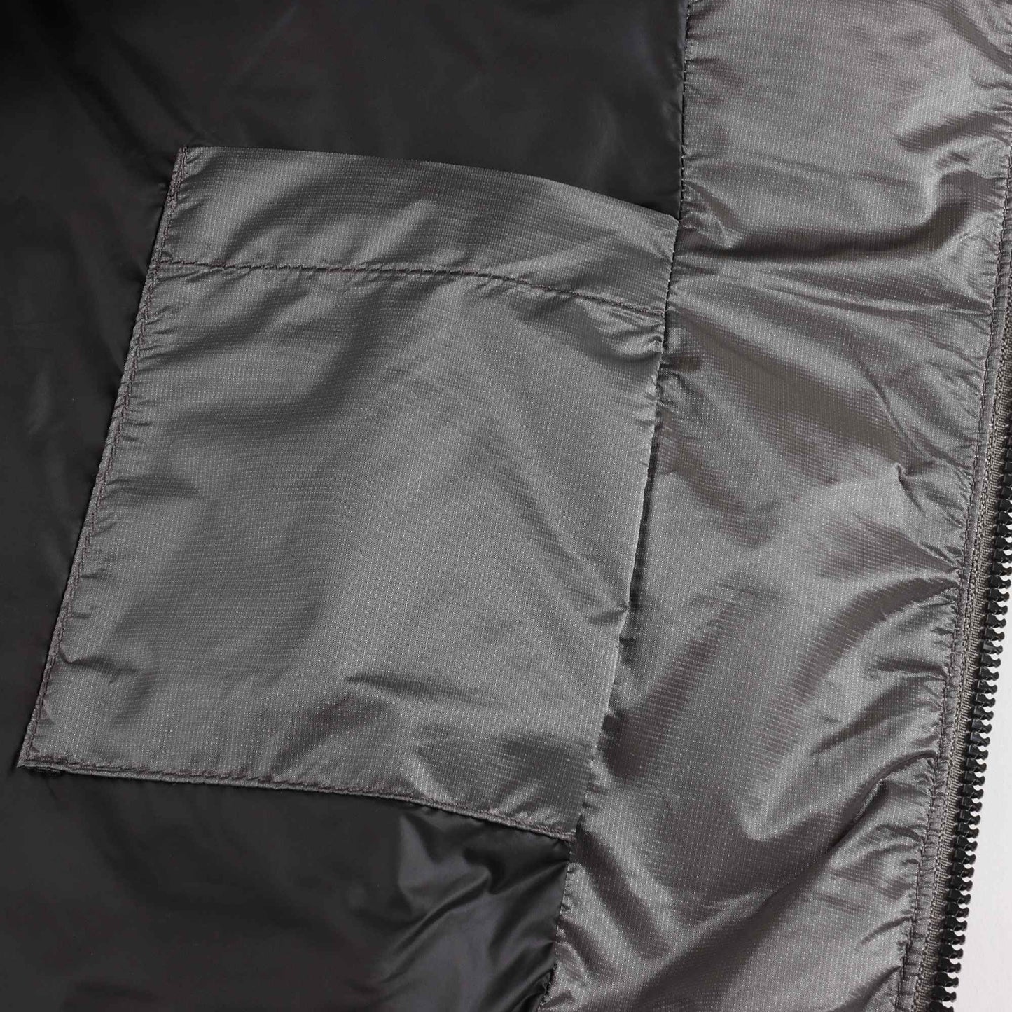 男童银色羽绒夹克