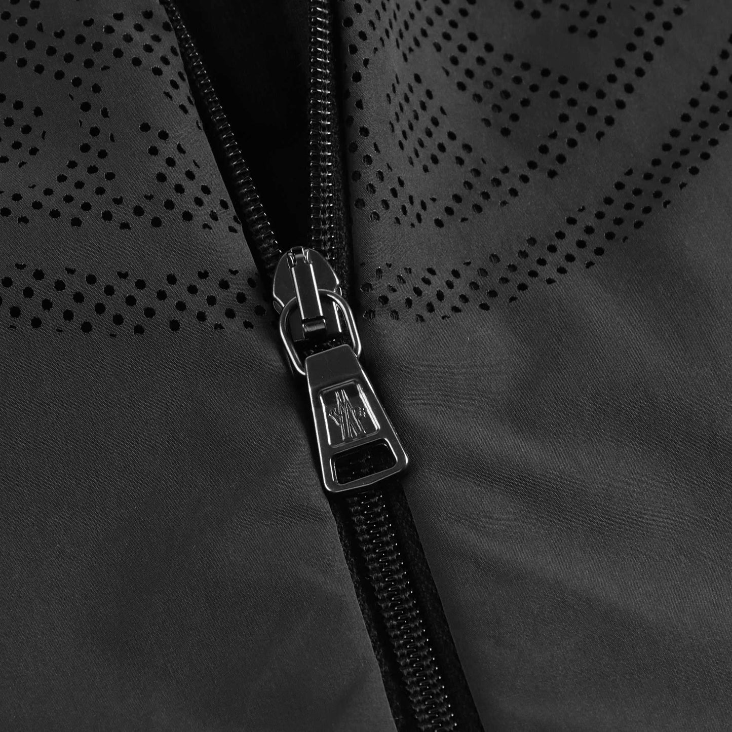 男婴黑色连帽拉链上衣