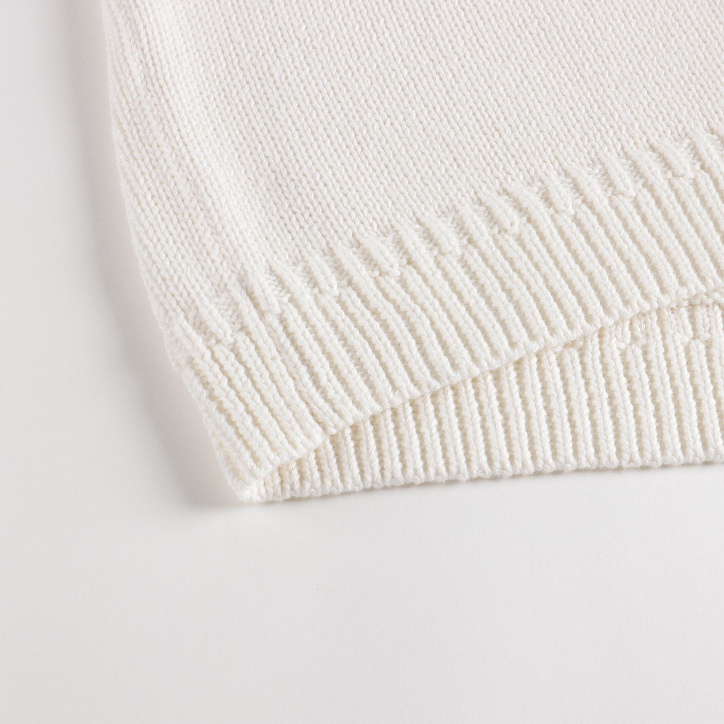 女童白色羊毛背心