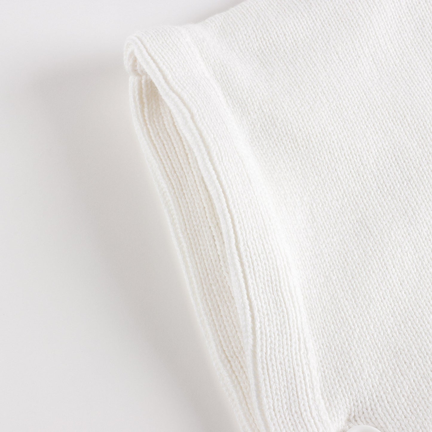 女童白色刺绣Logo斗篷