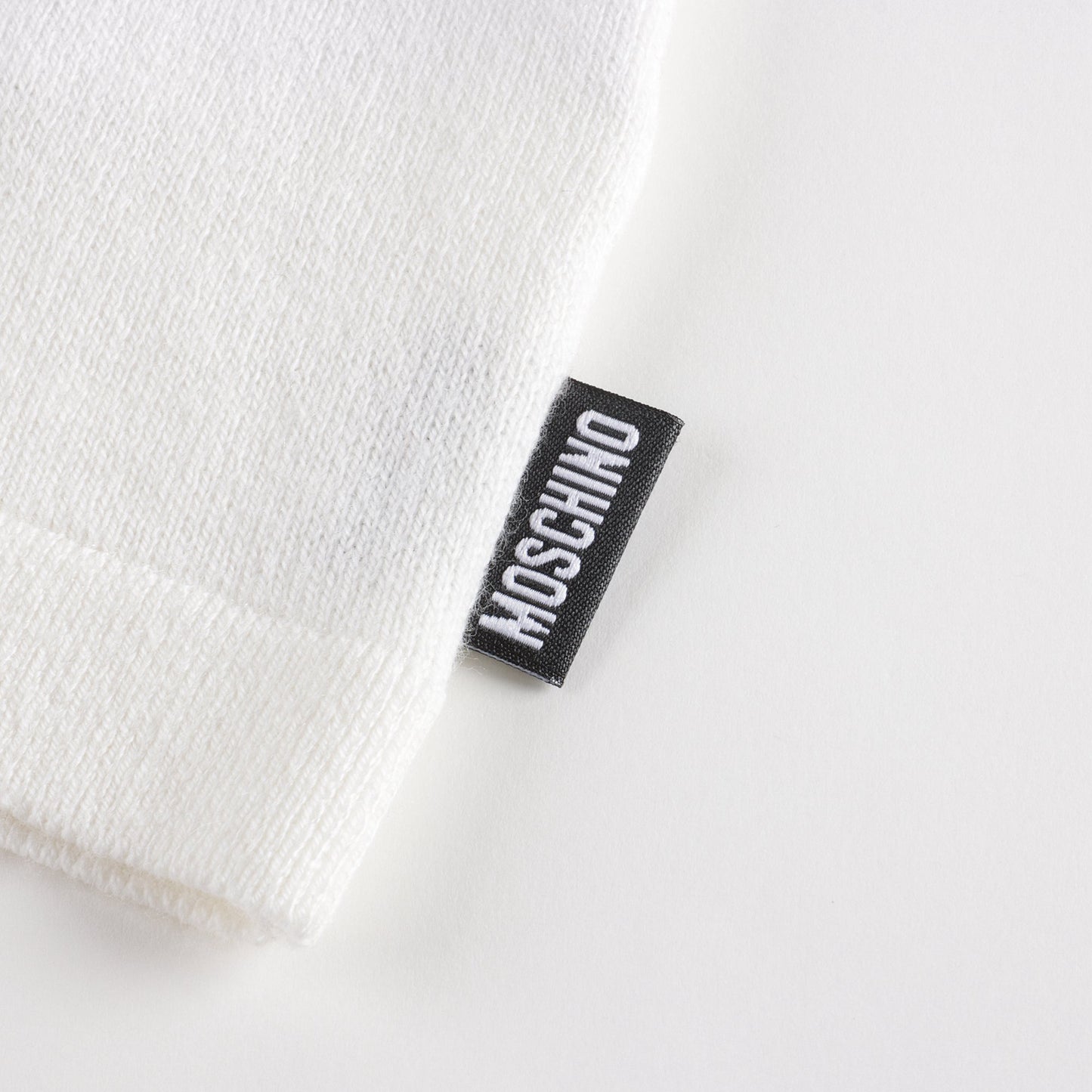 女婴白色针织开衫