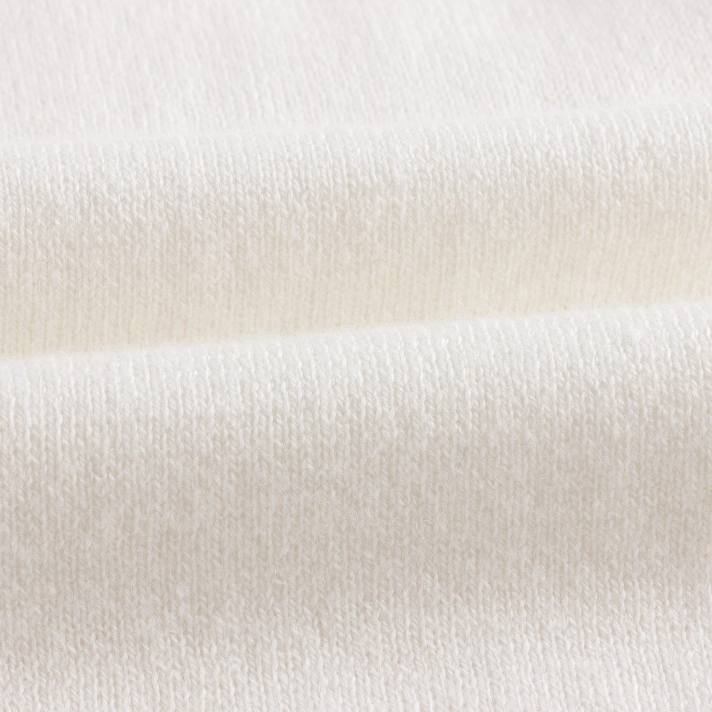 女婴白色针织开衫